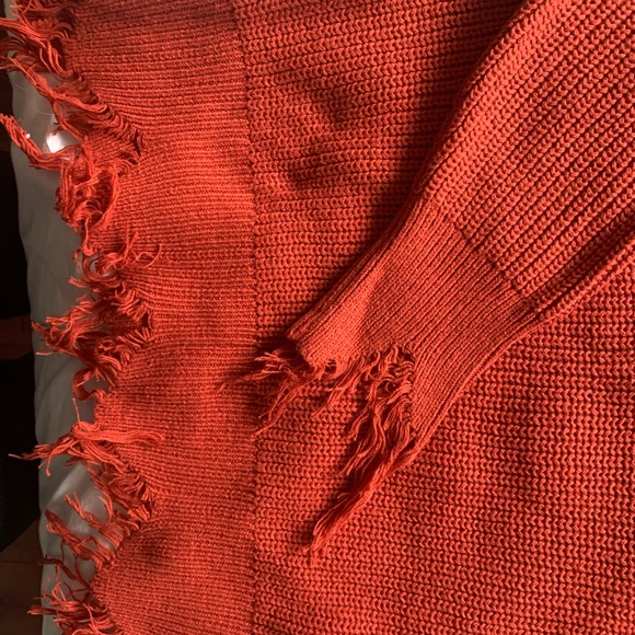 V neck sweater with fringed ends - Picture 5 of 5